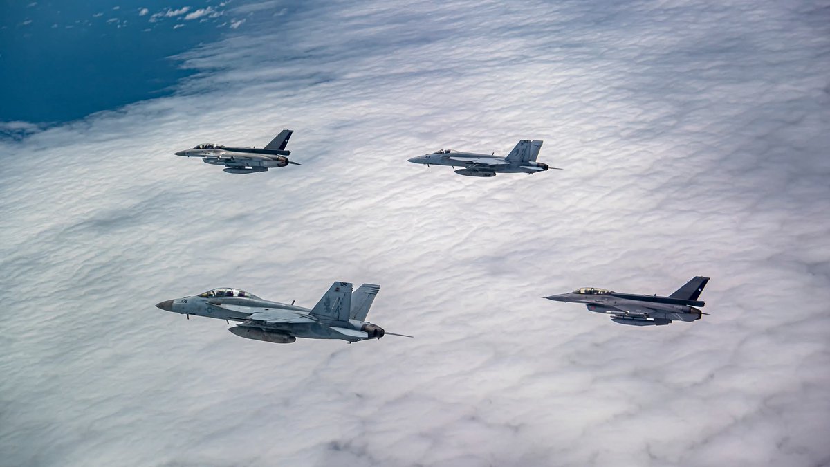 Donpatoinfowars's tweet image. Southern Seas 2026

El Ministerio de Defensa de Chile confirmó que cazas F-16 de la Fuerza Aérea de Chile volaron en formación con F/A-18 Super Hornet del #portaaviones #nuclear USS Nimitz, en el marco del ejercicio Southern Seas 2026, una serie de maniobras militares conjuntas