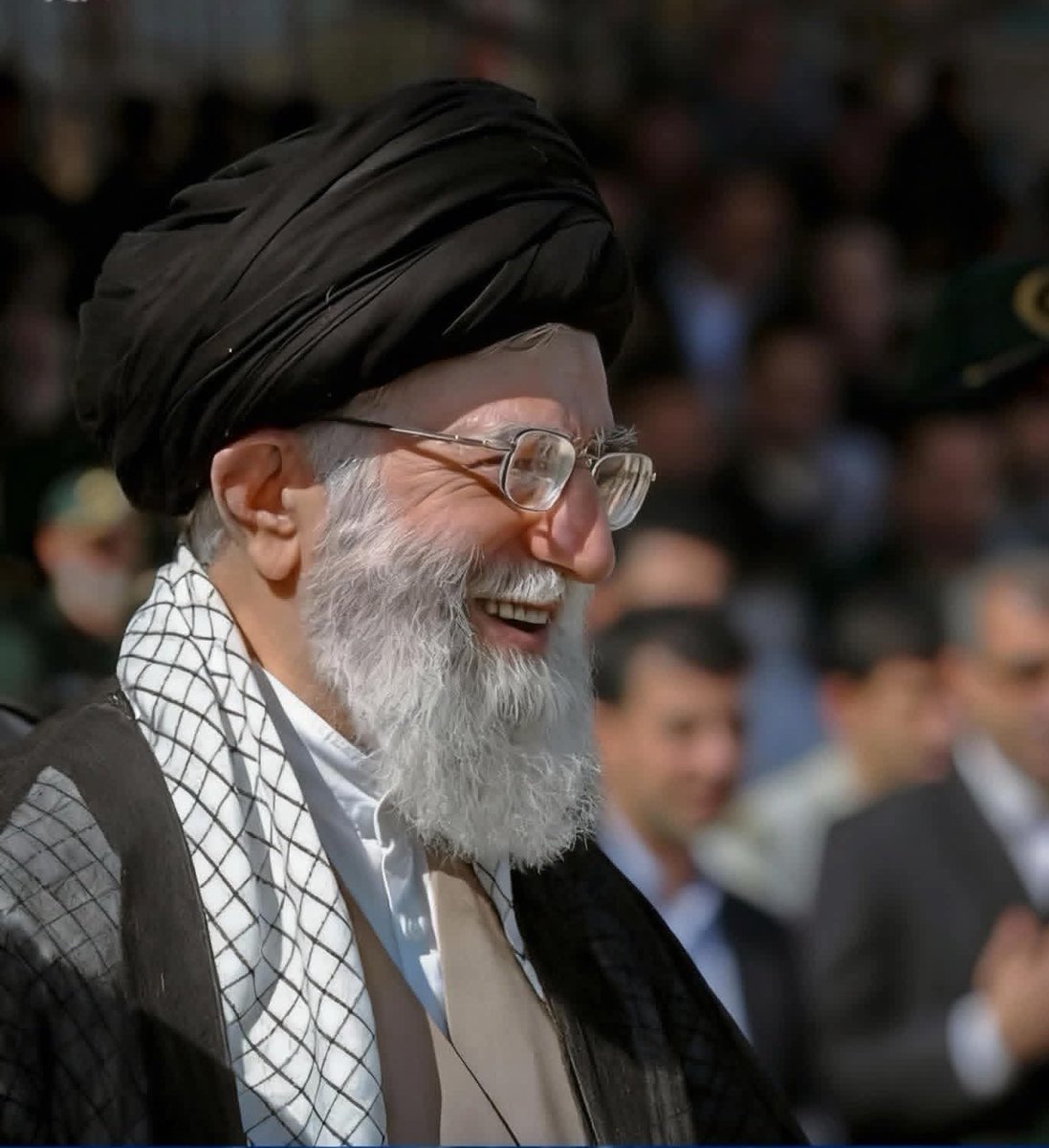 باور نمی‌کنم که نفس می‌کشم هنوز
یک عمر پس چرا به تو گفتم فدایی‌ام...