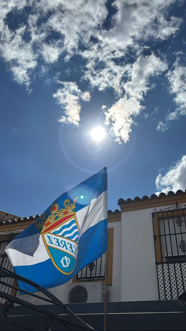🏳️ El <a href="/XerezCD_OFICIAL/">Xerez Club Deportivo</a> pide a sus aficionados que llenen los balcones de la ciudad con la bandera del club, y los aficionados xerecistas ya están respondiendo.