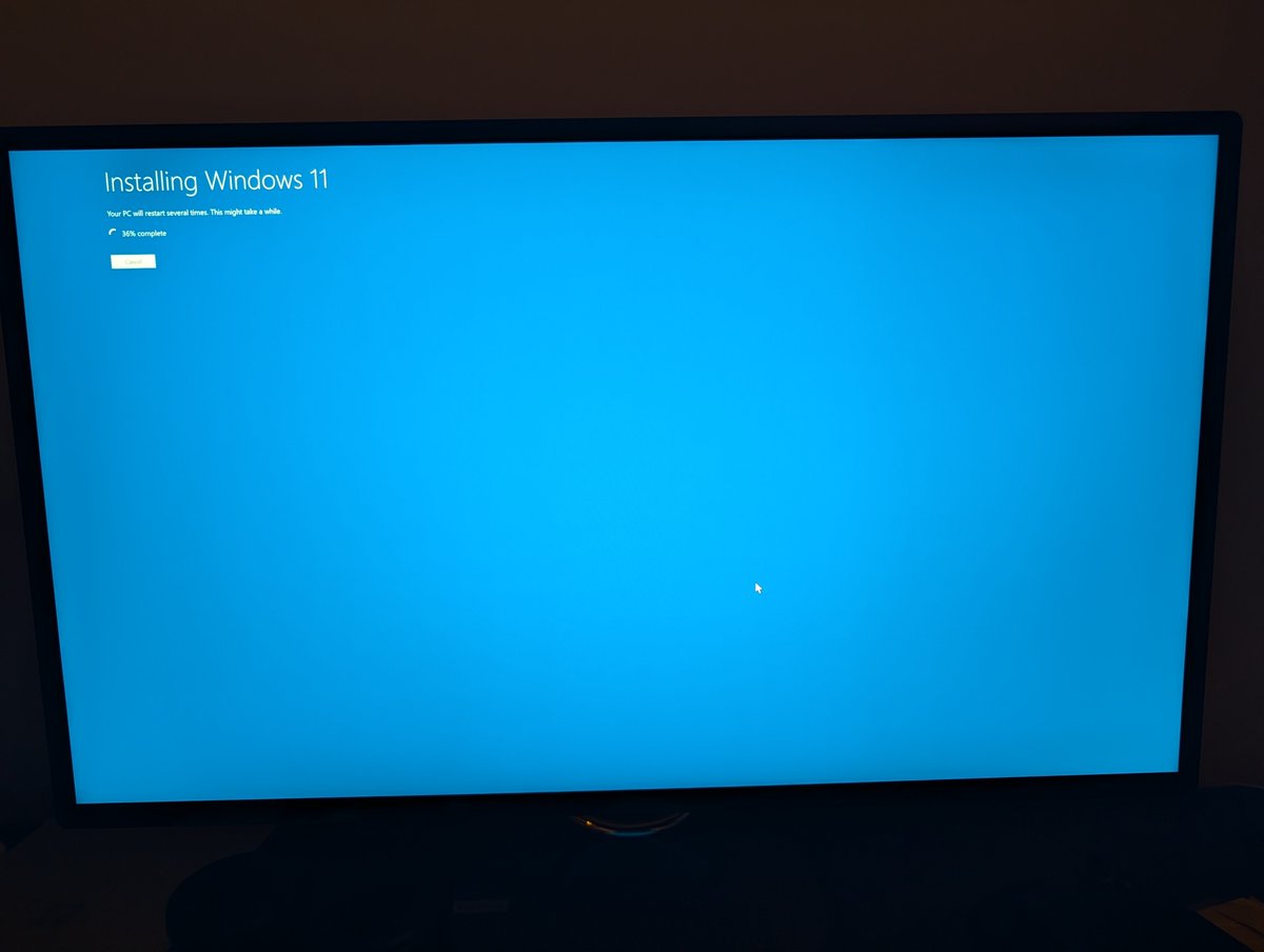 zacbowden's tweet image. This interface is actually hilarious. It doesn't follow any of Microsoft's current design guidelines and is such a poor use of screen real estate. I hope with the company refocusing on craft, it's able to give the install and recovery screens a freshed interface that more closely