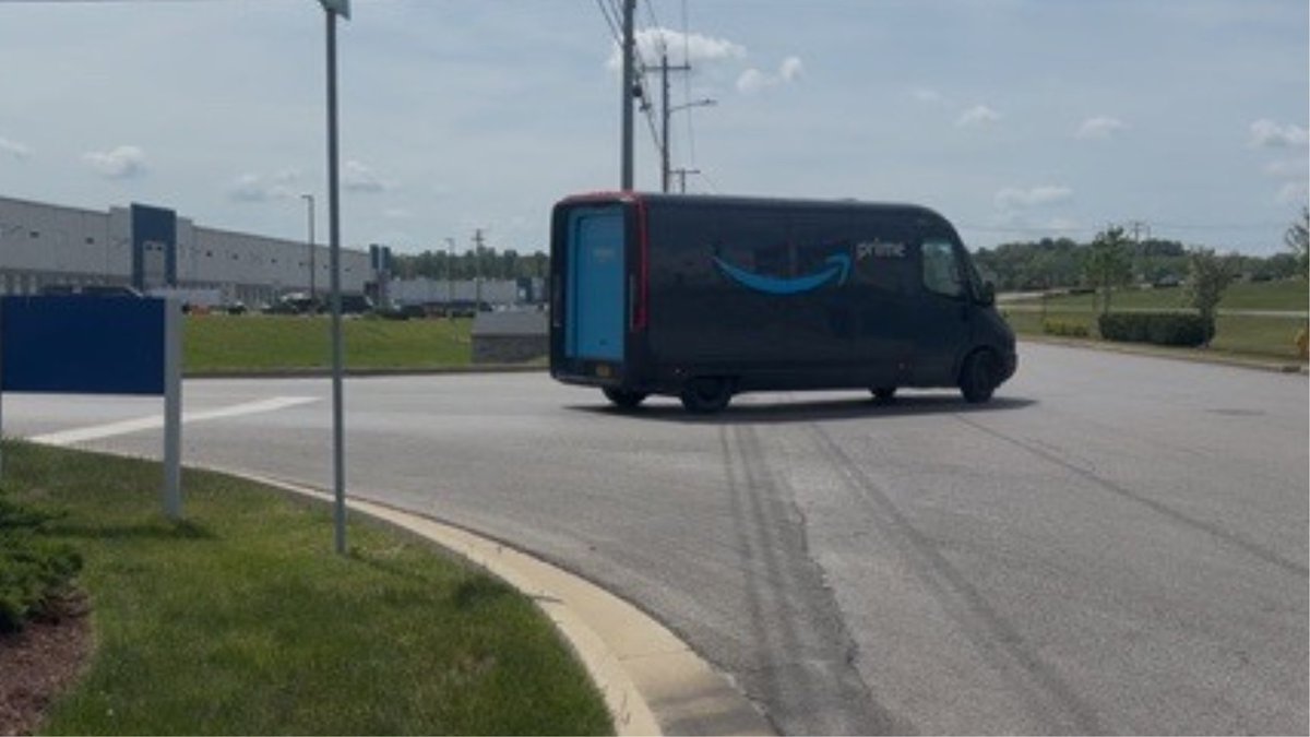FOXNashville's tweet image. Dozens of laid-off workers are upset and still without pay following the sudden closure of "Pave it Forward Logistics," an #Amazon delivery service partner in #Lebanon.

bit.ly/4tLKGZ9