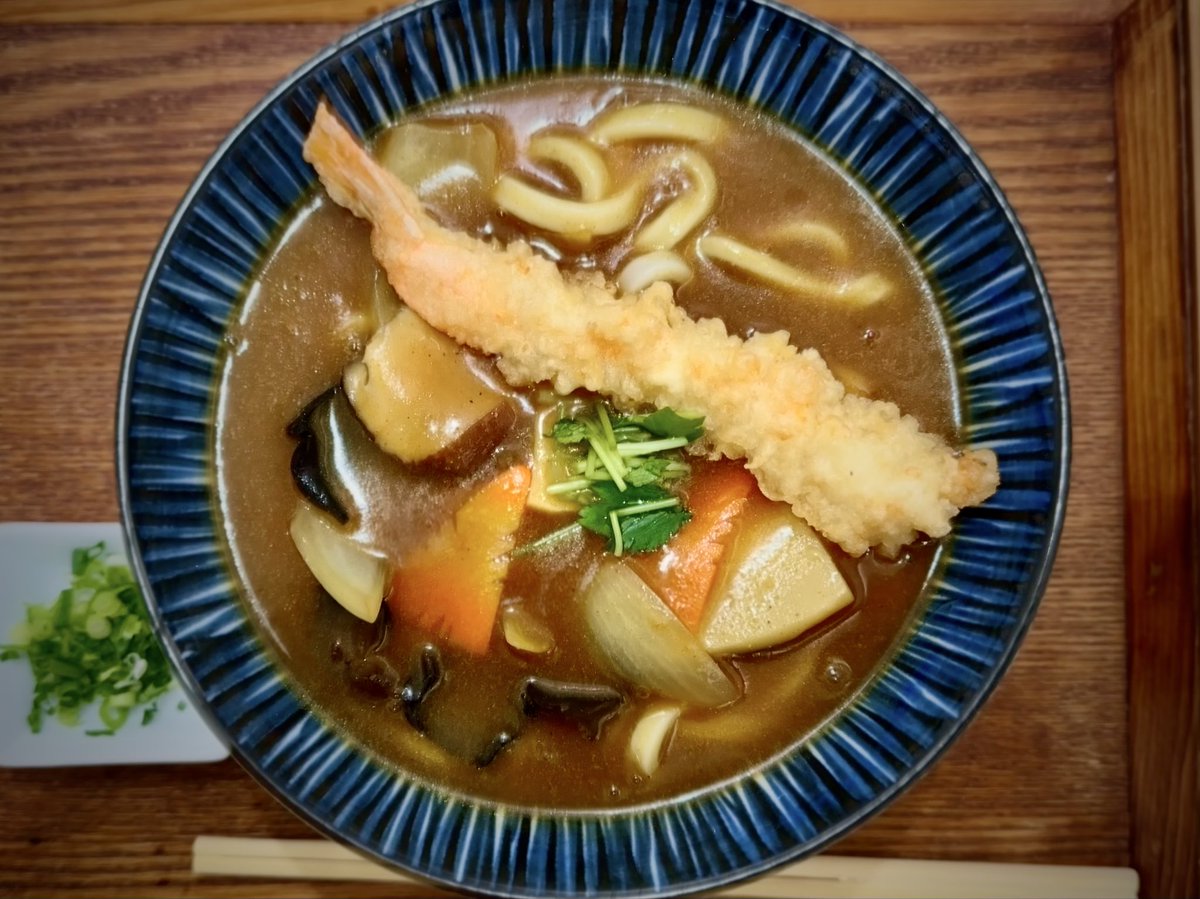 🌥️ 札幌 14℃ 曇り
この海老天、反則じゃないですか。
えび天カレーうどん——
濃厚カレースープに、サクサクの海老天がどっしり。
にんじん・玉ねぎ・しいたけの旨みが溶け込んで、具だくさんで食べ応え満点🍤
曇りの日のランチ、これで決まりです。
#うどん土間 #札幌グルメ #札幌ランチ #カレーうどん