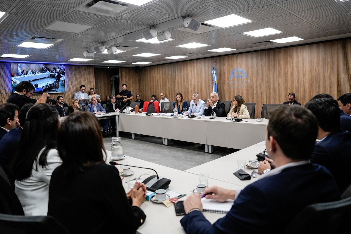 pablogfarias's tweet photo. Comisión de Pequeñas y Medianas Empresas de @DiputadosAR

​Abrimos una agenda de diálogo federal con las instituciones productivas. ​El próximo martes recibiremos a @redcame en una reunión conjunta con la Comisión de Comercio. https://t.co/zSGcVwJypg