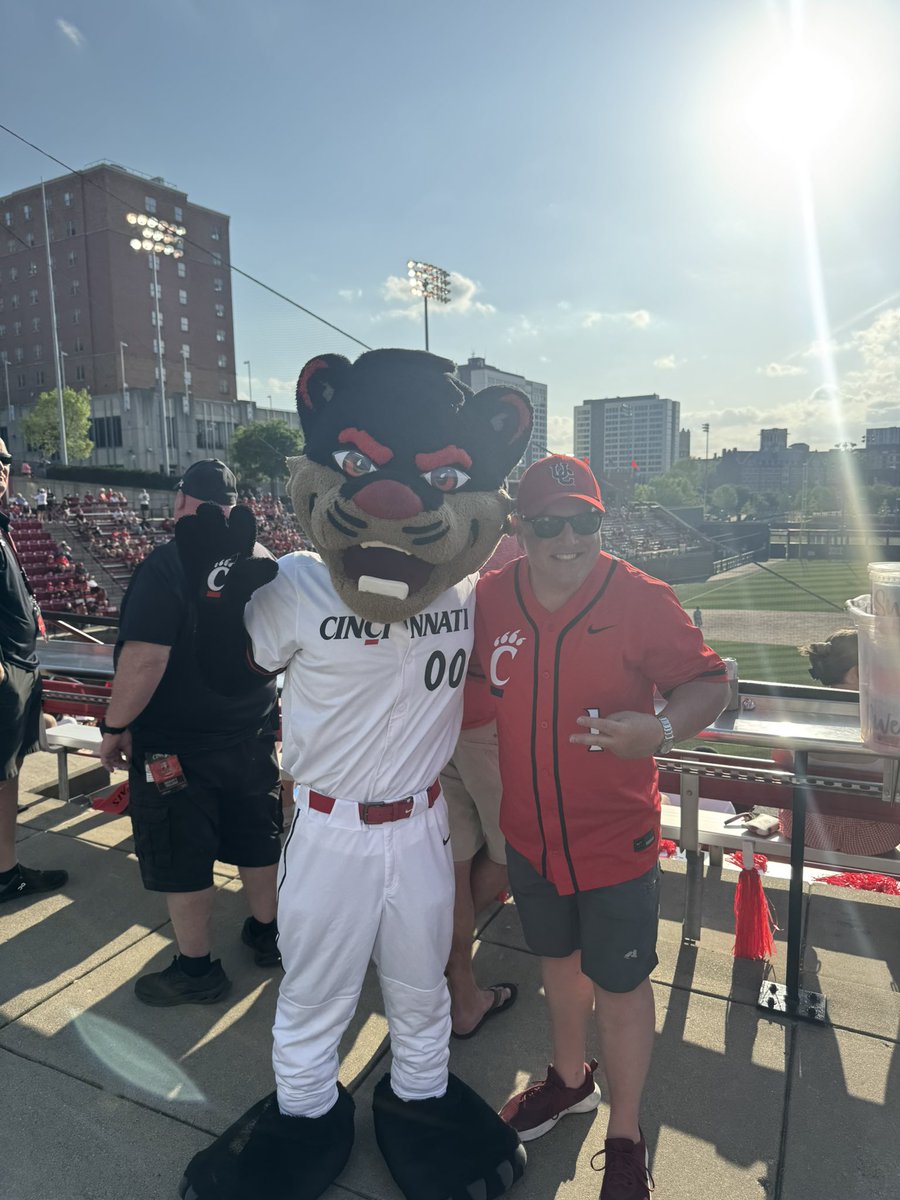 cincygreghoodin's tweet image. Support your local #Bearcat ‘cause, you know .  #BearcatsGive @TheCincyBearcat @GoBearcatsBASE @GoBEARCATS @uofcincy @uofcincyalumni @GoBearcatsUCATS @uofcincyfound #BearcatFamily #BearcatsUnited #BearcatsForLife LETS GO #BEARCATS #BearcatVibes #cincyvibes #weareuc