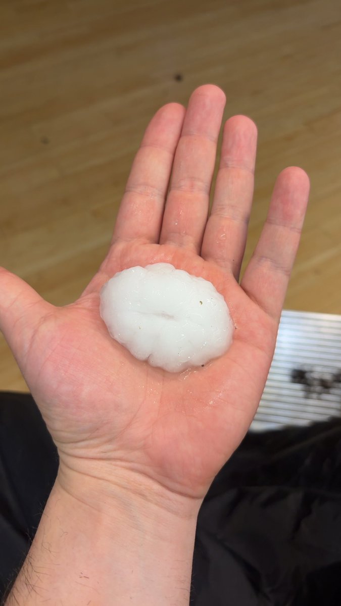 DMBsteeleo's tweet photo. @WKOW is hail here at the Atwood Barber shop in Madison WI https://t.co/8CNKw37WS4