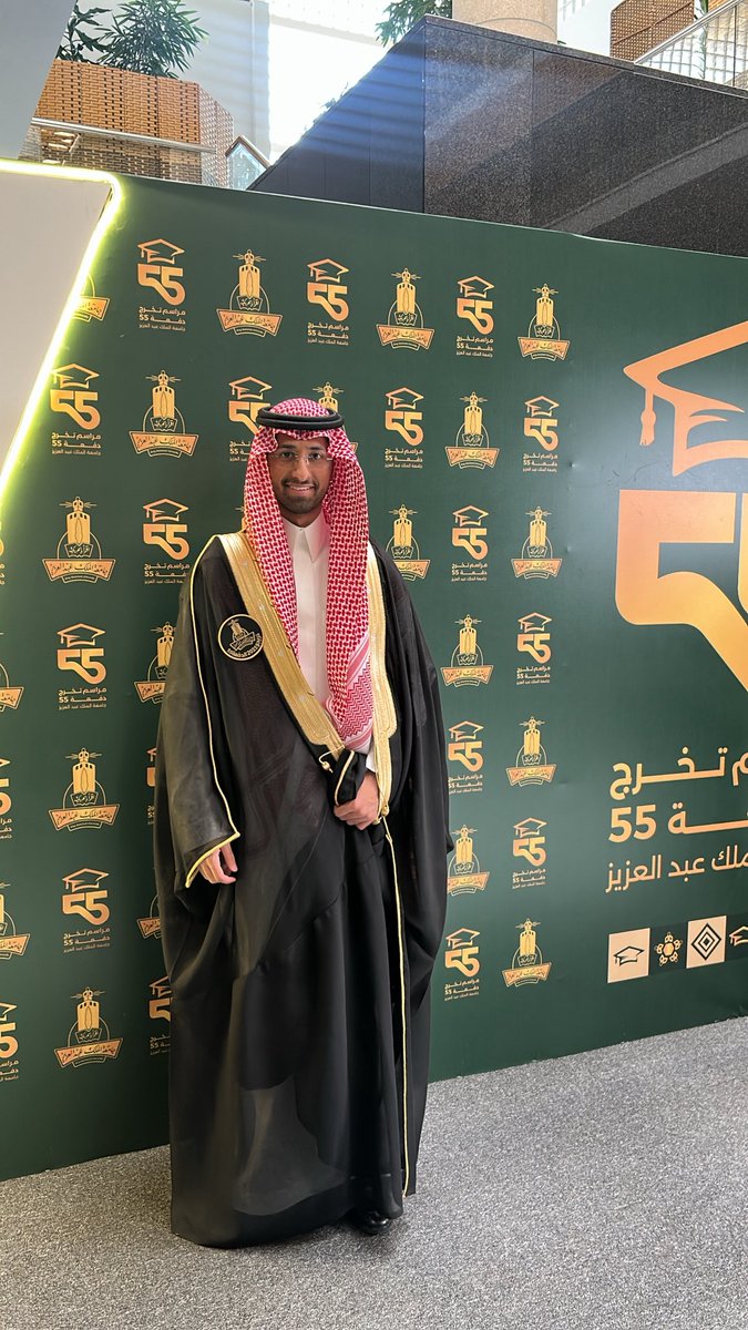 Aymanba77's tweet photo. الحمدلله 
Survived and graduated 👨🏻‍🎓😂 https://t.co/E87ts2lFoJ