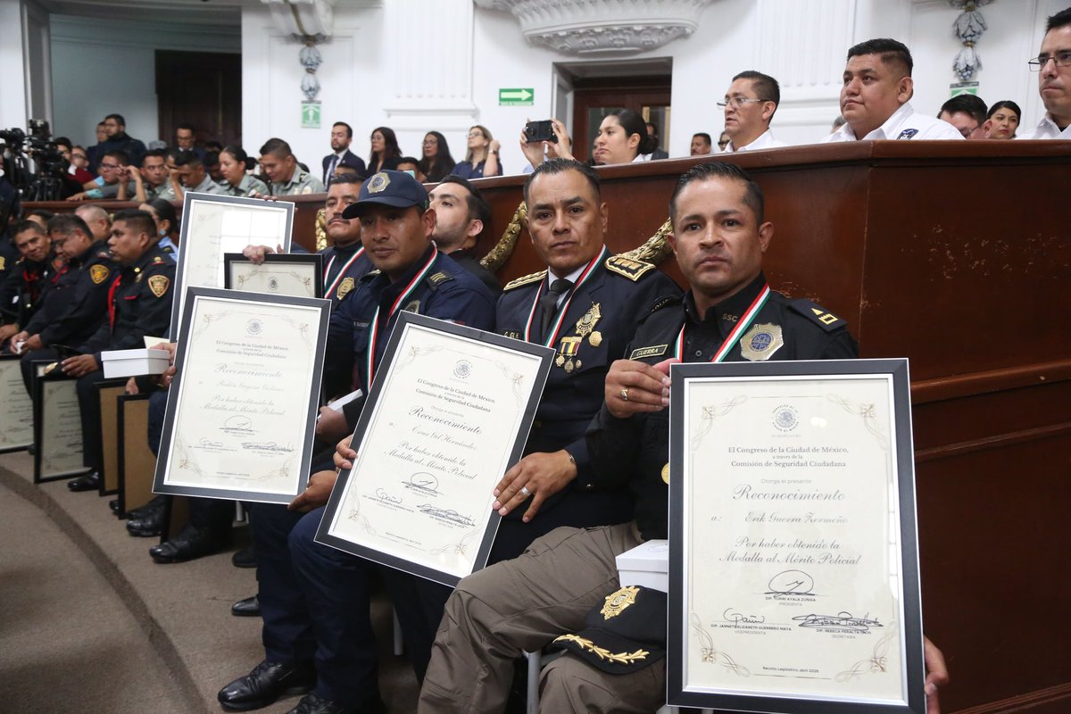 PabloVazC's tweet photo. #Reconocimiento | Esta mañana, acudí al @Congreso_CdMex, en compañía de las Subsecretarias, Subsecretarios de la @SSC_CDMX, para ser testigo de la entrega de un merecido reconocimiento a mis compañeras y compañeros policías, que todos los días cumplen con enorme vocación, disciplina, lealtad, honestidad y esfuerzo, la encomienda de proteger y servir a las y los habitantes de nuestra ciudad.  

La Medalla al Mérito Policial que recibieron 100 Policías de la Ciudad de México, es una muestra del agradecimiento que tiene la ciudadanía por su vocación con sentido de responsabilidad, por servir con honor y poner en riesgo su vida para salvaguardar la de otros.

También es un reconocimiento a las familias de las y los galardonados, por ser el pilar en el que descansa la labor policial, por el sacrificio compartido y porque nos demuestra que detrás de un uniforme hay un ser humano, un padre, una madre y un hijo que decidió tomar el camino del servicio público. 

Felicidades también a las y los integrantes de la @FiscaliaCDMX y al General Rus Peñaloza Meneses por el reconocimiento especial a la @GN_MEXICO_; y con profundo respeto, agradezco a los familiares de mis compañeros caídos en cumplimiento de su deber por recibir el Reconocimiento Post Mortem con el que recordamos la valentía y el compromiso de cada uno de ellos.