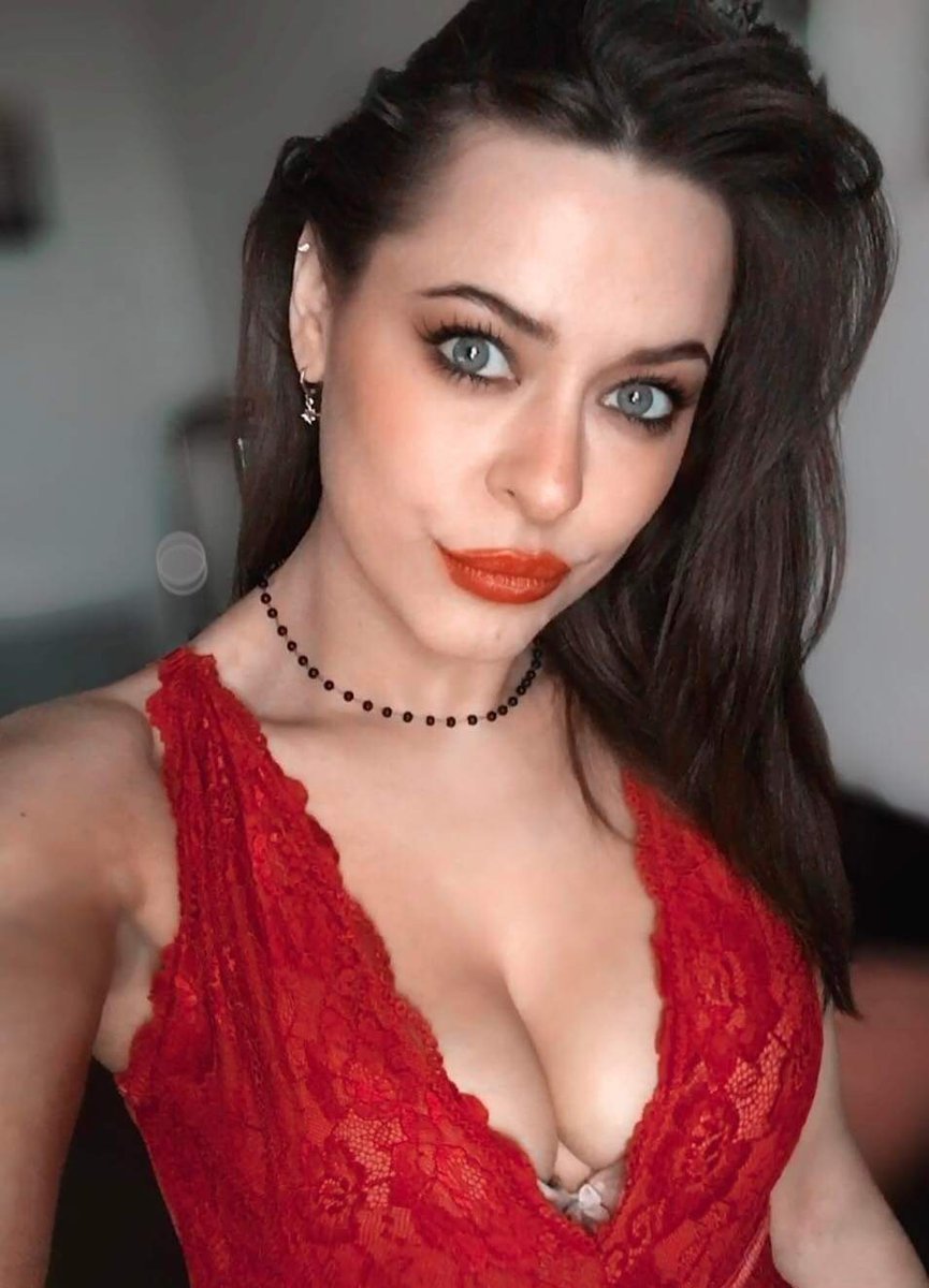 Dominatrix Kayleigh tweet media