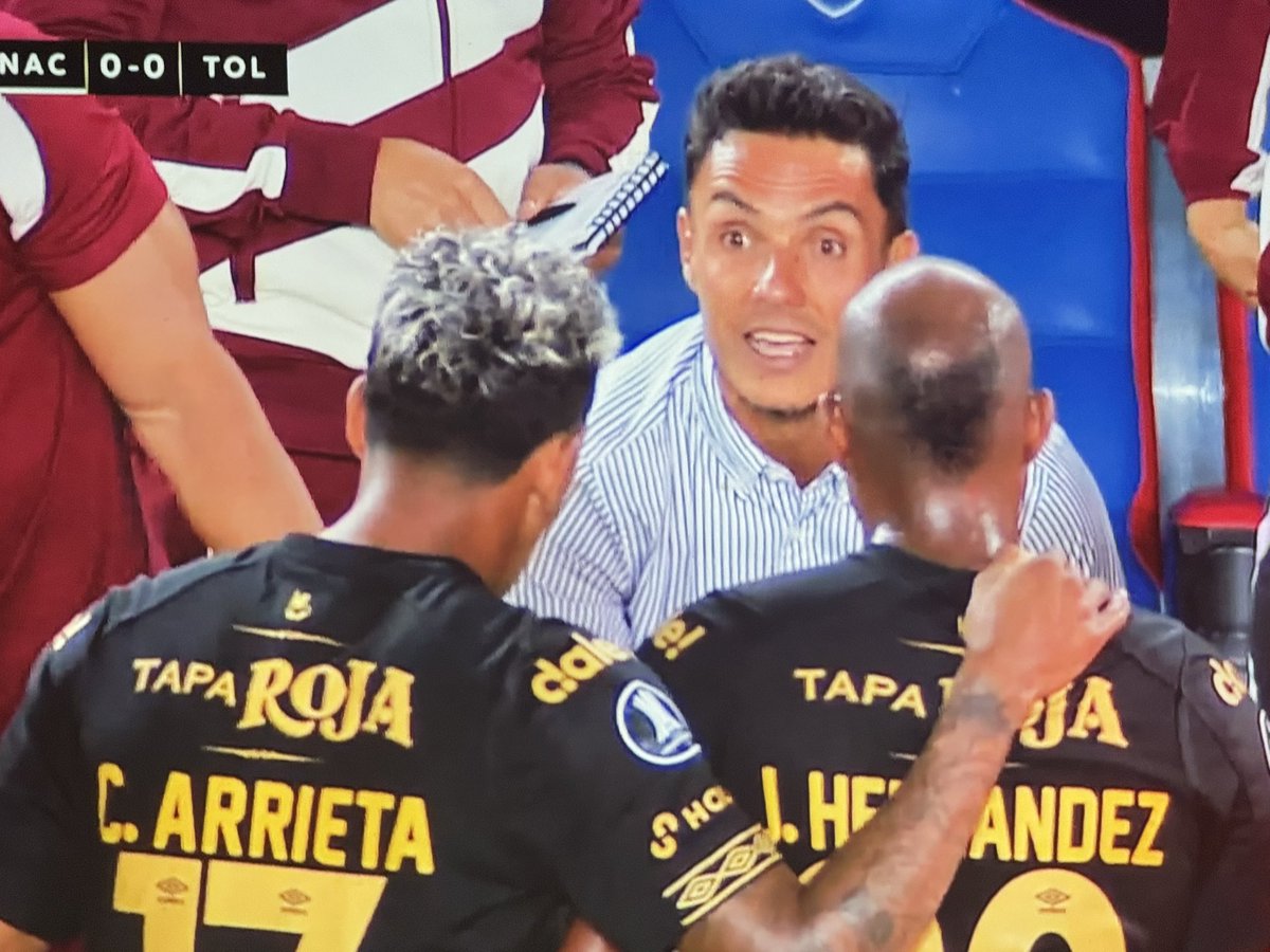 “Somos 100 veces mejores que ese equipo jugando al fútbol y se los vamos a demostrar”: Lucas González en la pausa de hidratación del partido contra Nacional de Uruguay. 

La confianza que irradia el profe a sus jugadores no tiene límites 🔥