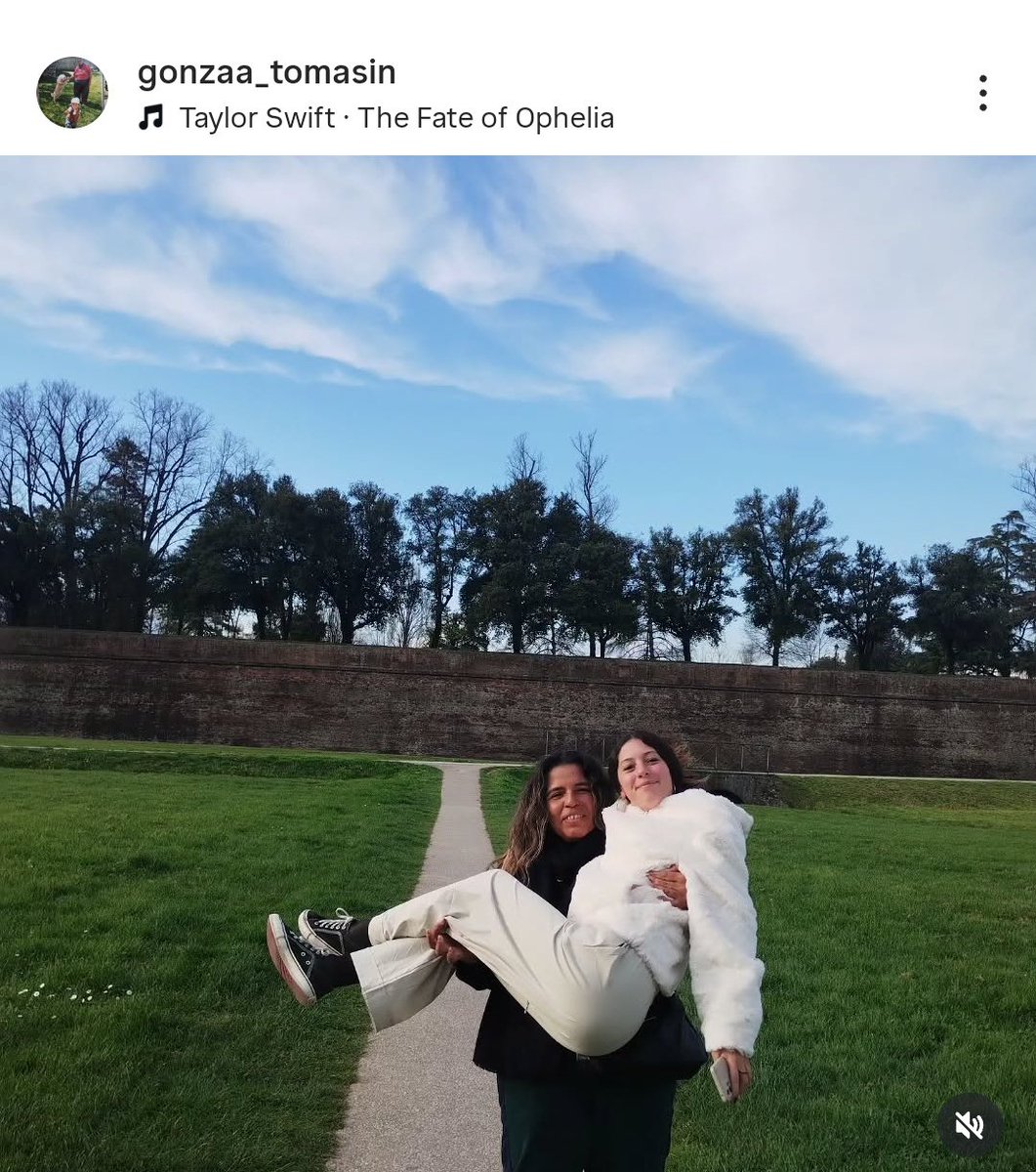 En un mundo de suegras malas cuando te toca una que te adora es lo más lindo que hay 
Mi suegra y yo en un pueblito de Italia ✨✨✨: