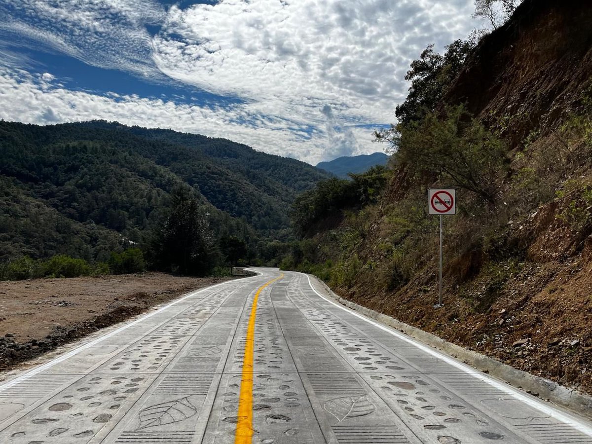¡Avanza la construcción de los caminos artesanales en la Sierra Juárez de Oaxaca!

Cumpliendo con el mandato de la Presidenta <a href="/Claudiashein/">Claudia Sheinbaum Pardo</a> hoy inauguramos una etapa y damos continuidad al camino artesanal que comunica a la comunidad zapoteca de Latuvi, Lachatao, con una longitud