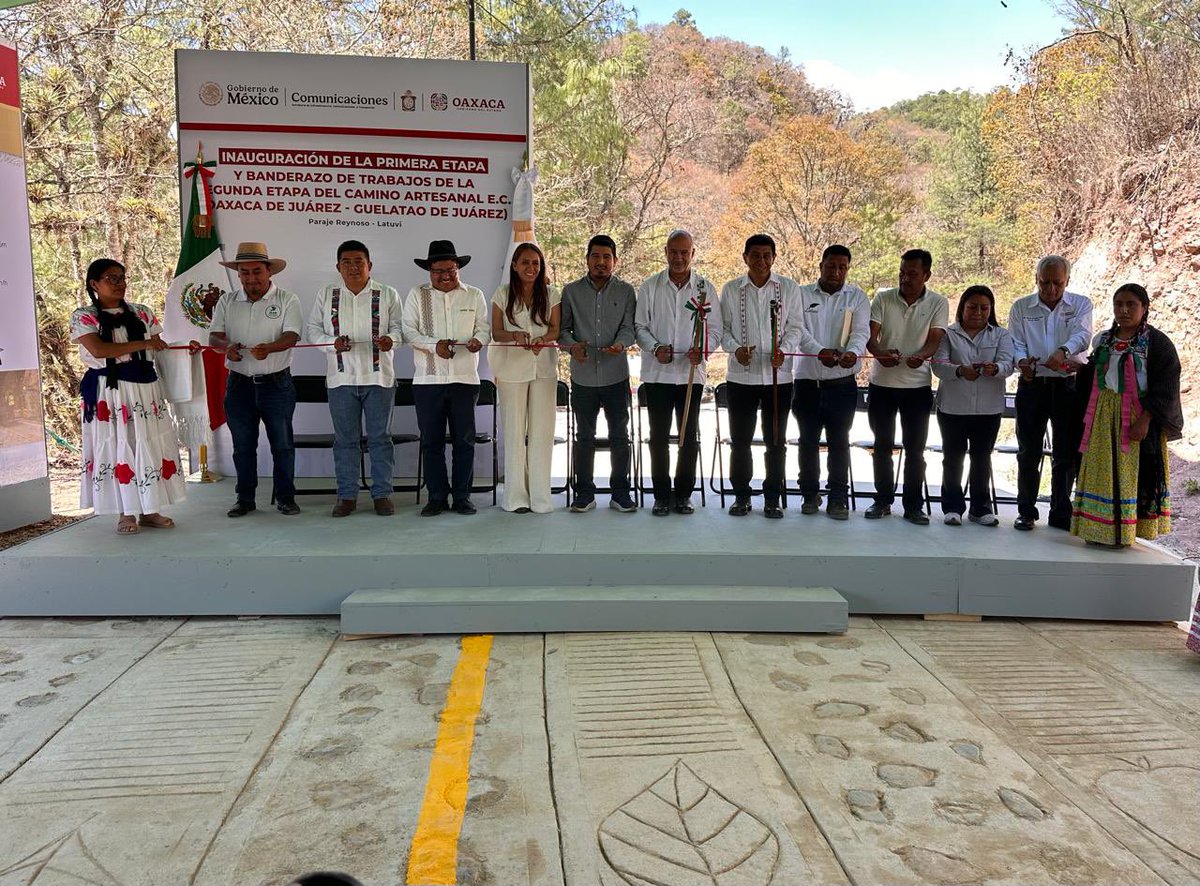 DEELAYUUK's tweet photo. ¡Avanza la construcción de los caminos artesanales en la Sierra Juárez de Oaxaca!

Cumpliendo con el mandato de la Presidenta @Claudiashein hoy inauguramos una etapa y damos continuidad al camino artesanal que comunica a la comunidad zapoteca de Latuvi, Lachatao, con una longitud de 12.45 km. y una inversión de 72.63 MDP. 

Agradezco al Ing. Jesús Esteva Medina, Secretario de Infraestructura, Comunicaciones y Transportes (@SICTmx) y el Ing. Salomón Jara Cruz, Gobernador de Oaxaca (@salomonj) por su presencia y el apoyo en la construcción de estos caminos que comunican a las regiones indígenas.

En el presente año 2026, se van a construir 10 caminos artesanales en todo el Distrito de Ixtlán de Juárez, con 12 frentes de trabajo, con una meta de 34.5 km. y una inversión de 224.25 MDP, en el marco del Plan de Desarrollo Regional de los Pueblos Zapoteco y Chinanteco del Distrito de Ixtlán.