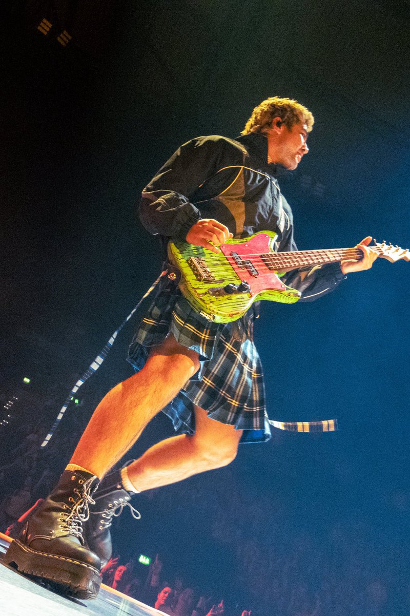 5SOST0URUPDATES's tweet photo. Calum showing off his legs tonight via @thnkofmehigh!

#EASHamburg #HamburgIsAStar #EASTour https://t.co/BMfRGLw9lY