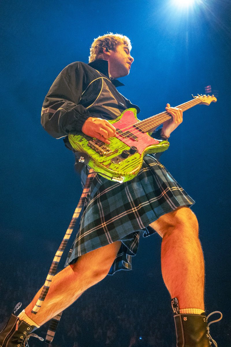 5SOST0URUPDATES's tweet photo. Calum showing off his legs tonight via @thnkofmehigh!

#EASHamburg #HamburgIsAStar #EASTour https://t.co/BMfRGLw9lY