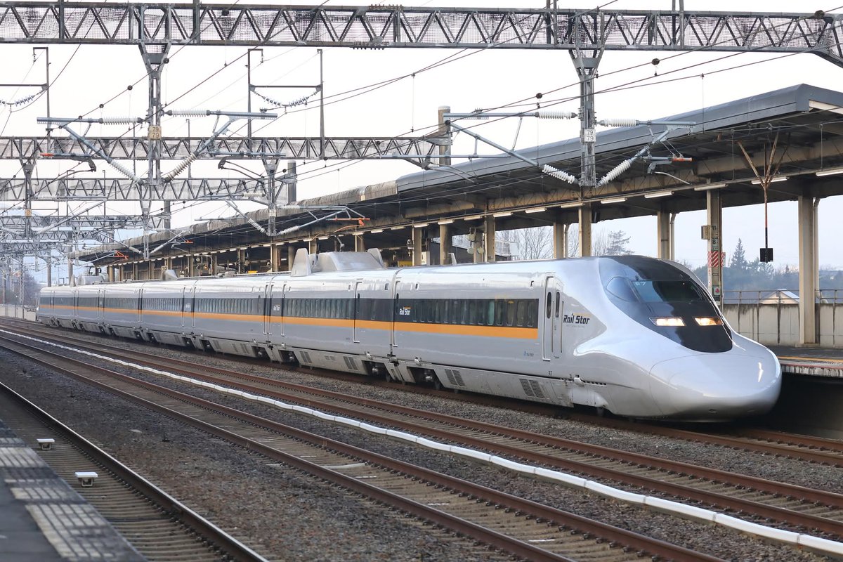 satoshi1616's tweet photo. 綺麗なレールスターがやってきたこの日。
何処へ行っても不人気車両は皆さん、見向きもしないで撮影しない。
引退宣言出た途端に駆け込み撮影行くくらいなら今のうちに撮影しとけば良いのにと。
今のうちにコツコツと自分だけの時間を楽しんでます。
#山陽新幹線
#レールスター
#700系 https://t.co/yZrtaJf2fZ