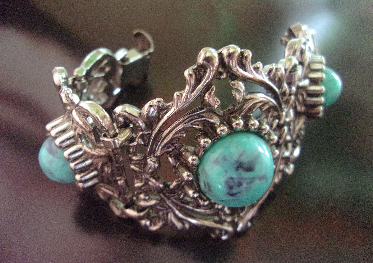 renaissancefai's tweet image. Victorian Revival Faux Turquoise Bracelet, Cabochons, Antique Silver Tone, Ornate, Wide &amp;amp; Chunky Vintage
#bracelet #vintage #ornate #fancy #vintage #VictorianRevival #silverTone #fauxTurquoise #turquoise #cabochons #raised #highProfile #scrolls #statement #chunky #wide #selro