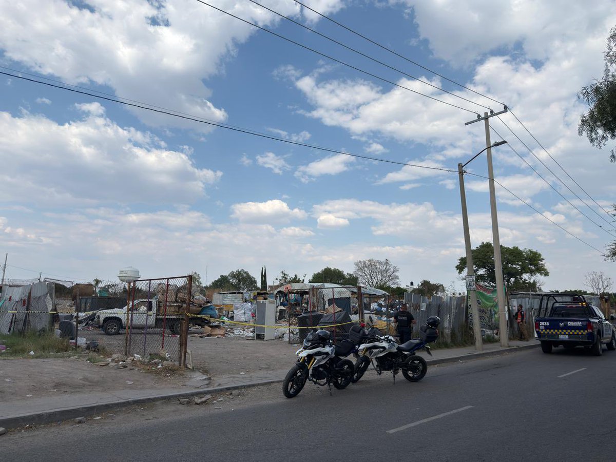 #PurísimaDelRincón #Guanajyato
🚨 Ataque armado en Zona Centro deja tres personas sin vida
La tarde de este martes se registró una fuerte movilización de cuerpos de emergencia y seguridad en la calle Aldama, tras un reporte al 911 por detonaciones de arma de fuego.
En el lugar,