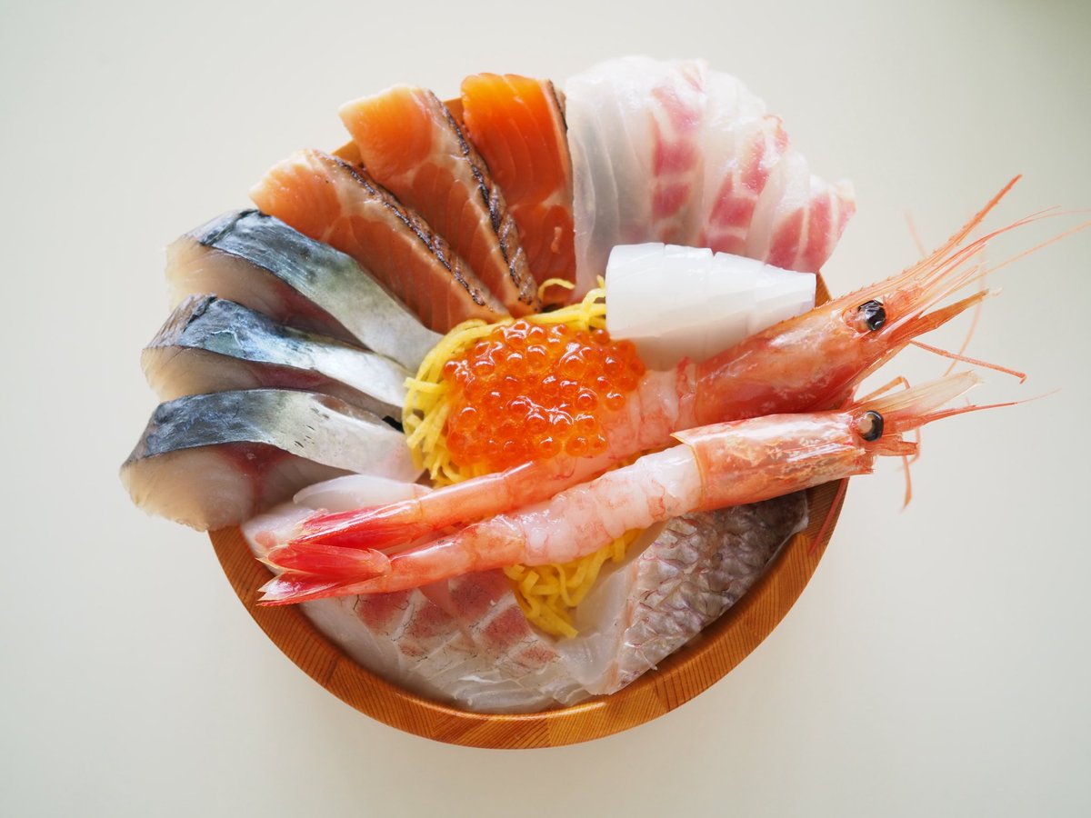 wakasaobamainfo's tweet photo. 北村匠海さんと山下永玖さんが食べてくださった、濱の四季の海鮮丼は小浜のおすすめメニューです！

名物店長がいい味出してる濱の四季に、ぜひ食べに来てくださいね。

📍お食事処 濱の四季
福井県小浜市川崎3丁目5番　 TEL 0770-53-0141
営業日 : 平日・土日祝 11:00～14:30 ラストオーダー : 閉店の30分前 定休日 : 第3木曜（祝祭日は営業）・年末年始（不定休）

#さばうちゅ 
#北村匠海 さん
#山下永玖 さん
#めざましテレビ