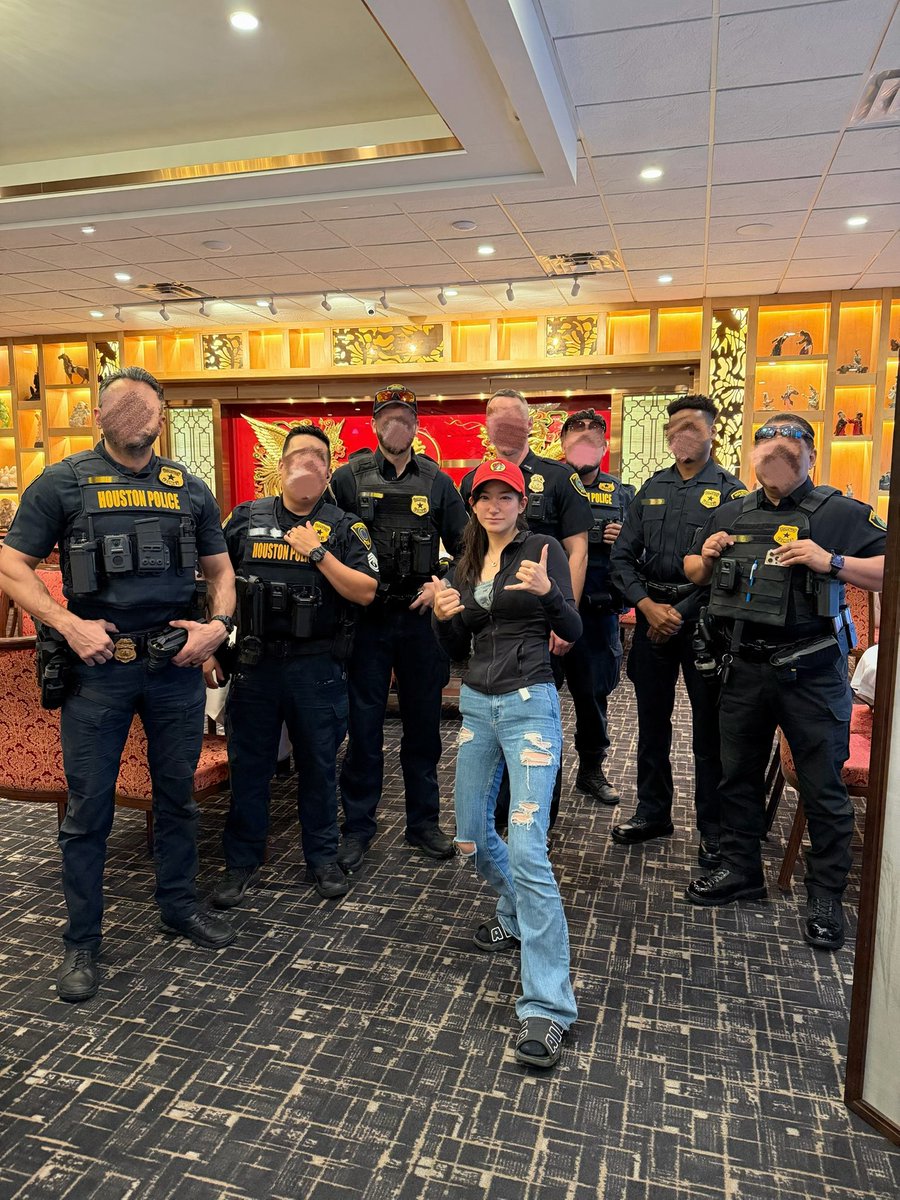 LillianneMoo's tweet image. 食事終わりのヒューストンポリスにばったり！
写真撮影お願いしたら快くokしてくれた📸

Thank you so much…!!!!
装備カッコ良すぎたし、車にも載せてもらえた🚓

そしてヒューストンではstaccato使ってるの知らなかった！😌🫶🏻

#HPD #police