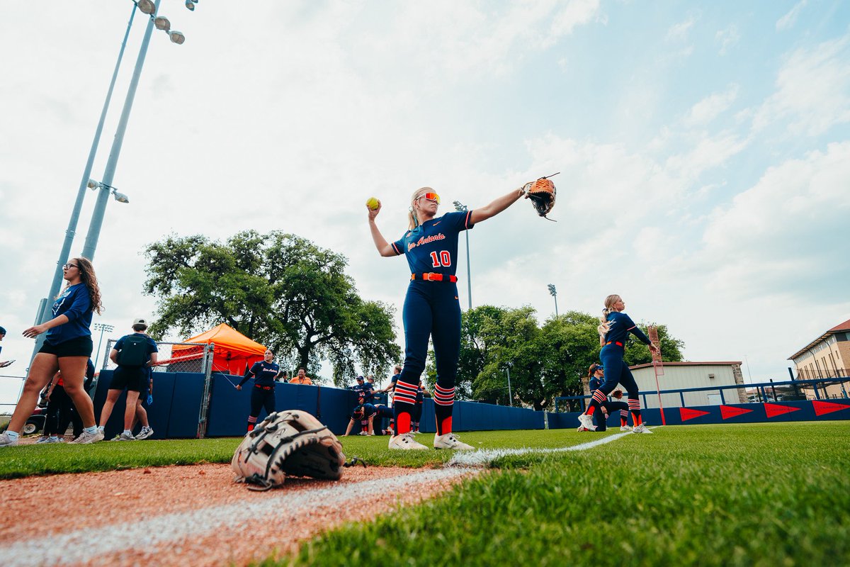 UTSASoftball's tweet image. Ready to wrangle in the 210 😤

#BirdsUp 🤙 | #LetsGo210 | #PluckEm 🪶