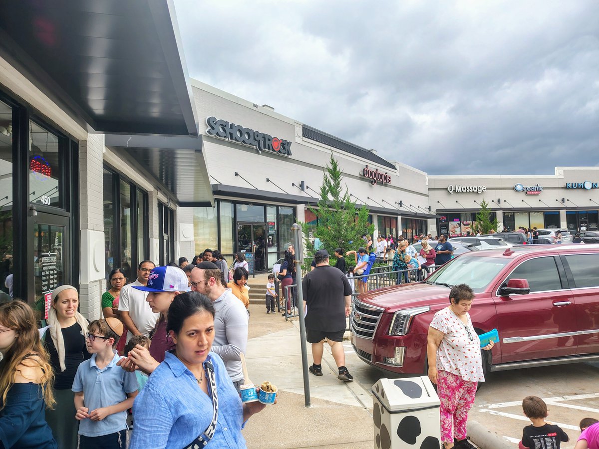 DFWBenandJerrys's tweet photo. Around the building since 4PM... #FreeConeDay https://t.co/aAkvTGwOLg