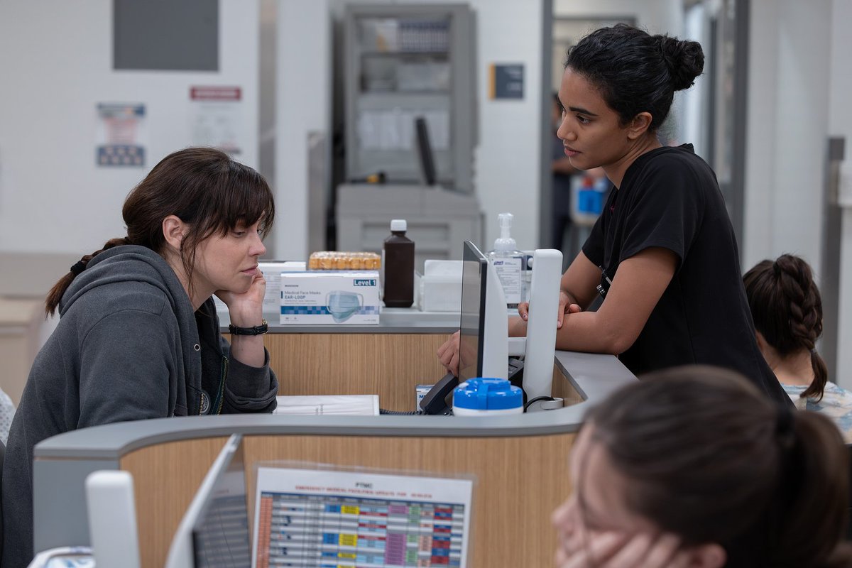 bestofsupriya's tweet image. Fiona Dourif as Dr. Cassie McKay and Supriya Ganesh as Dr. Samira Mohan in #ThePitt S2E15 “9:00 P.M.”

📸Warrick Page/HBO Max
