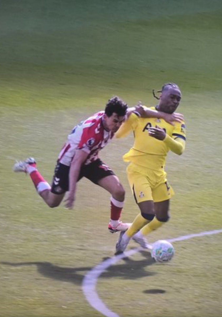 PandaPorroTHFC's tweet photo. One of these was a red card and a free kick, one of these was a play on. Bet you couldn’t tell me which is which. 

 #thfc @FA_PGMOL https://t.co/IRQhiFnblG