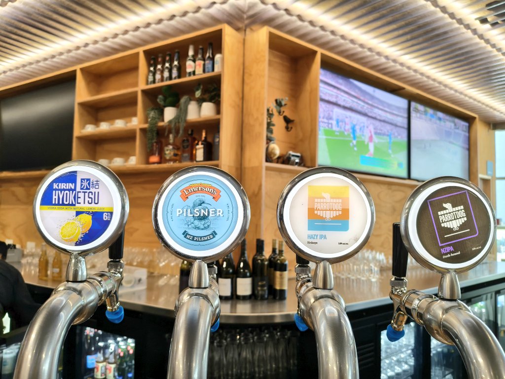 naokonz's tweet photo. オークランドのNZ航空国際線ラウンジにあの氷結が…！

​キリン傘下のLION社が2023年からニュージーランドで展開。日本の「チューハイ文化」がここまで広がってるなんてなんだか嬉しい🇳🇿🇯🇵 https://t.co/0xMkNnO17f