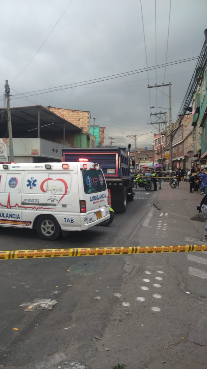 PasaenBogota's tweet image. #BOGOTÁ. Sobre las 16:00h, de hoy 14ABR, se presentó siniestro vial con fatalidad en la localidad/Ciudad Bolivar, diagonal 62 Sur con Carrera 19B. Involucró volqueta y un señor que se movilizaba en un triciclo que lamentablemente falleció en el lugar de los hechos.

IMÁGENES