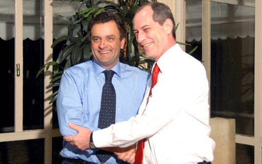GlobalNewsBr06's tweet photo. 🚨 BOMBA NA POLÍTICA: Aécio e Ciro juntos? O presidente do PSDB convidou o ex-ministro para liderar a chapa tucana ao Planalto. Ciro diz que precisa "amadurecer" a ideia, mas o mercado político já está em polvorosa. #Brasil #CiroNoPSDB #Aecio #TerceiraVia #Noticias #Urgente https://t.co/t9LcaFcy5f