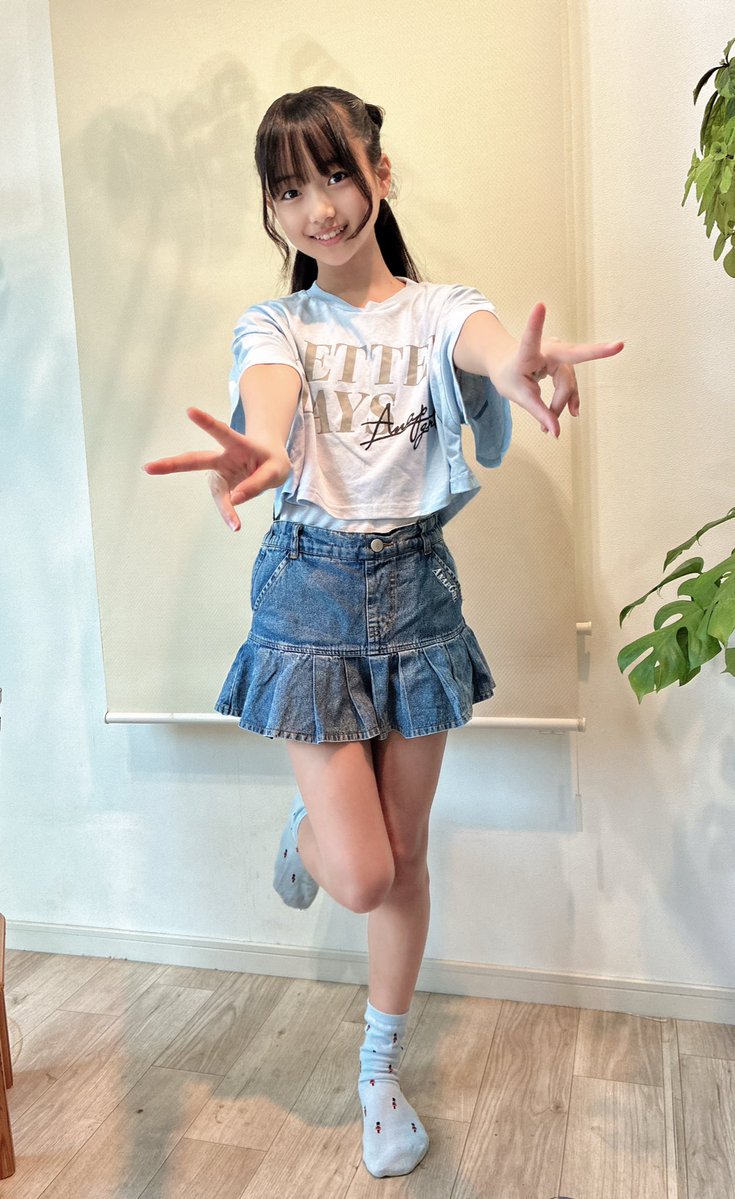 rea_model's tweet image. おはようございます♡
フォロワー様１万人ありがとうございます😭🩵🩷
みんないい人ばかりで嬉しいです♡♡♡

#通学コーデ　#小学生　#js
#ヘアアレンジ　#ありがとう