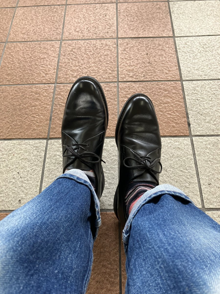 SawtoothRoof's tweet photo. 今日は、東京に向かいます。いつも相棒はマルボーのフランス軍サービスシューズです。7年前に購入しました。このマルボーはフランス製でけっこう履きやすいサービスシューズです。以前はアメリカ軍のオフィサーを履いてましたがソールが剥がれてしまい、ビンテージすぎて修理不可能に😅このマルボーはソールがゴム製で雨の日も心配なく履けて気に入ってます。シャープな見た目でジーンズ、チノ、トラウザーズ、軍パン問わず合わせられます。