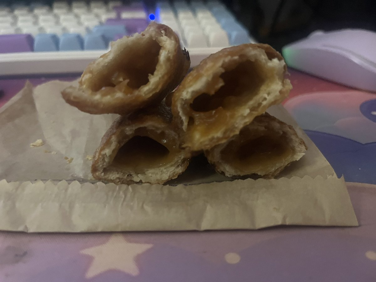 audynro's tweet photo. @tacobell well I was excited for the chocolate and caramel empanadas ): had to order twice bc they didn’t arrive with first order and then they finally came with second order and looked like this ): ): ): ): ): https://t.co/P9KjtJB1hH
