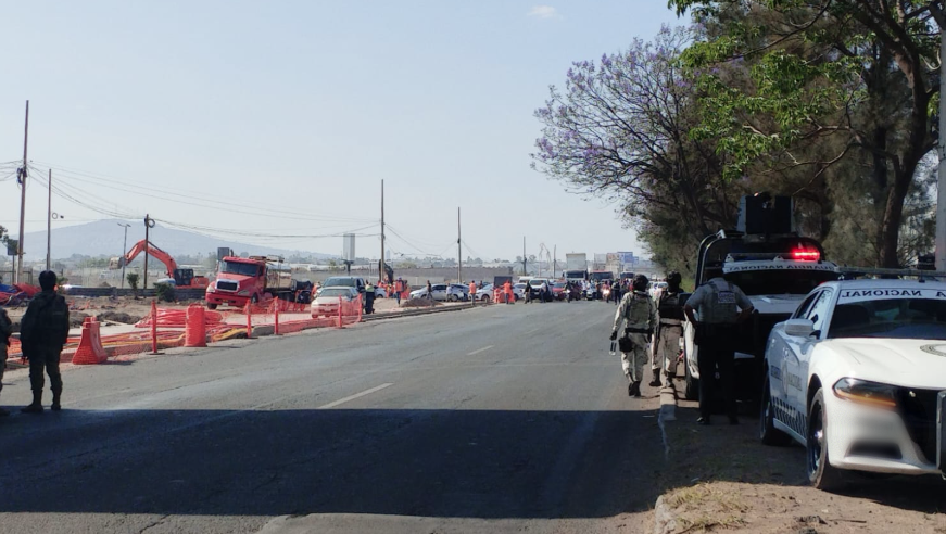 GN_Carreteras's tweet image. #TomePrecaución en #Jalisco se registra cierre total de la  circulación tras presencia de personas cerca del km 010+400, de la carretera Guadalajara - Chapala ( Ent. Santa Rosa). Atienda indicación Vial.