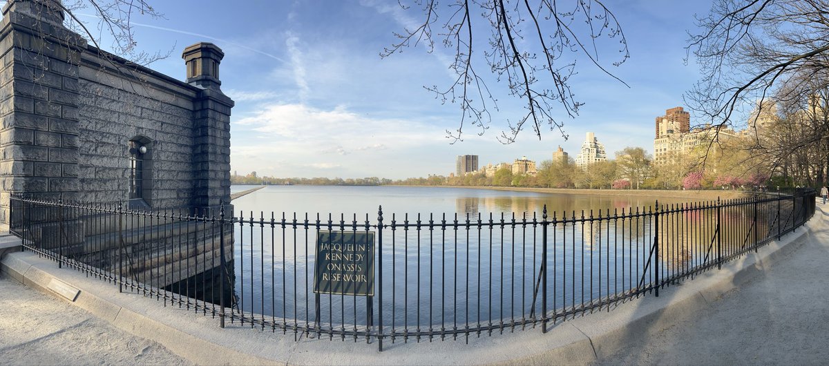 rovingatuscap's tweet image. Central Park #NYC in bloom on an unseasonably warm April evening
4.14.2026 #urbanpalette 🎨