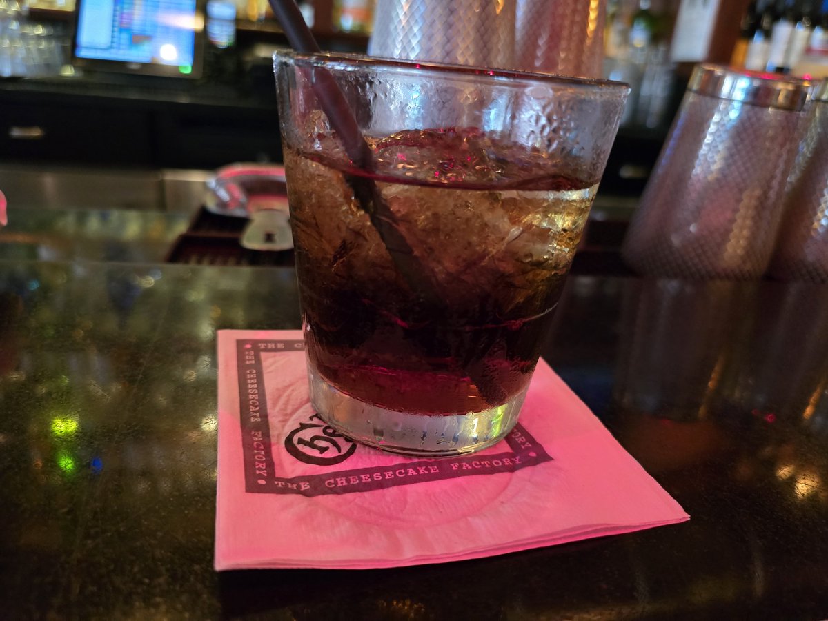IncognitoMike72's tweet image. I have now begun measuring distances and rum and cokes or Jamison and gingers..
#Aloha 🌸🍹🥃