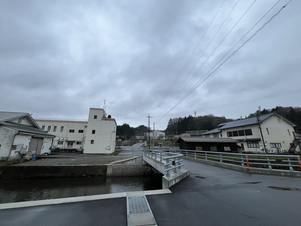 akaog301's tweet image. おはようございます☁️
7時頃の島根県飯南町の空です。気温は約14℃、写真を撮っている時間は雨も降っていませんでしたが、投稿直前に雨☔が降り出しました。今日は神原さんのように、傘が手放せない1日になりそうです。気をつけて過ごしましょう(＞人＜;)。
#GOOD JOG #ジョグ天