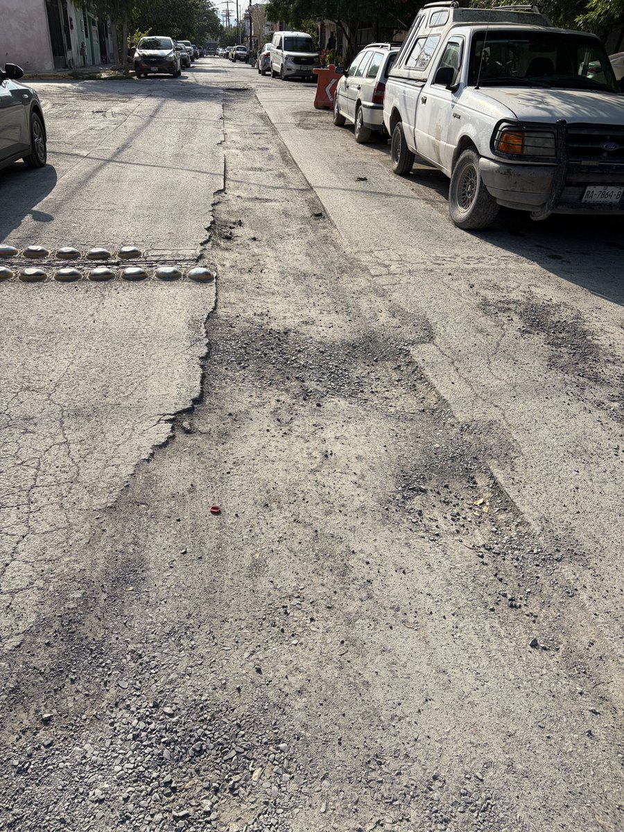 gomezcar70's tweet photo. Sr Alcalde @Cesargarzaarr por favor su apoyo, van a hacer 3 meses que AyD abrió la calle Del Mandarino, Enramada 5o. Sec, para reparar una tubería y solo rellenaron, pasan los autos y se levanta el polvo, por favor ayúdenos a resolverlo, gracias por su atención y apoyo. https://t.co/XL5FwSXLix