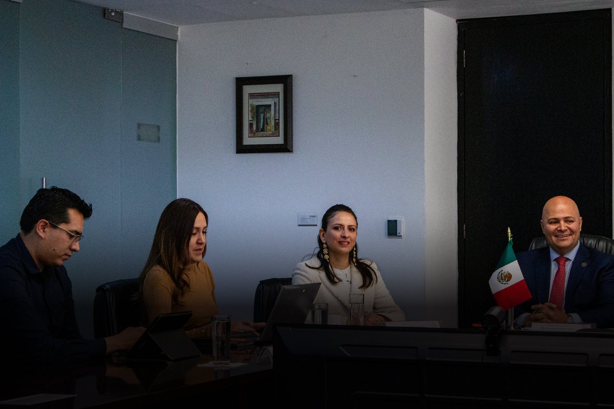 COFEPRIS's tweet photo. El titular de la #COFEPRIS, Dr. Víctor Hugo  Borja Aburto se reunió con el Dip. Juan Guillermo Rendón Gómez de la LXVI Legislatura para tratar la integración de tecnologías innovadoras en la agenda legislativa del sector farmacéutico. 

Durante el encuentro, se analizaron iniciativas orientadas a fortalecer las atribuciones de #COFEPRIS, con el objetivo de optimizar procesos y mejorar los servicios regulatorios en beneficio de la salud del pueblo de México.