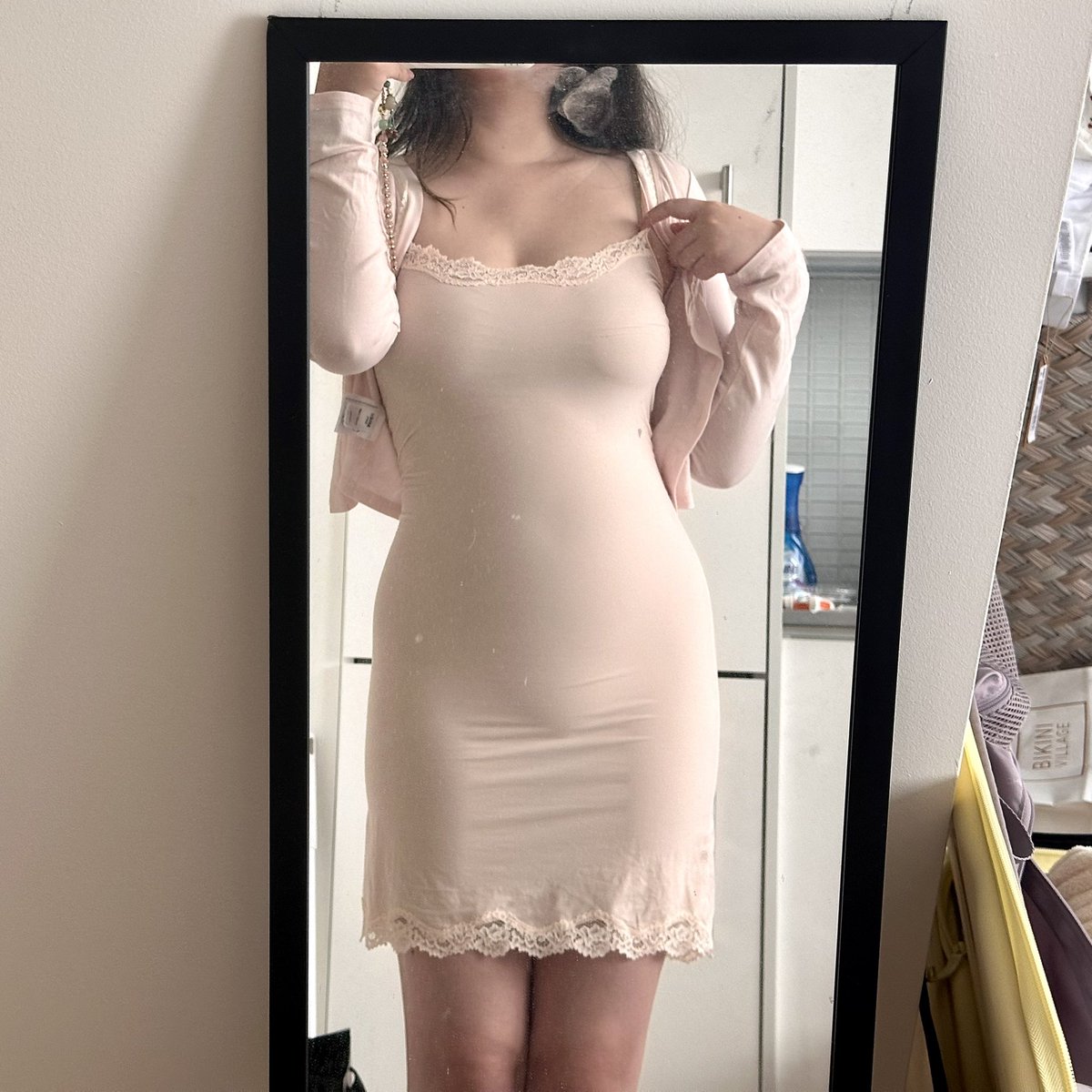 zqrhfg's tweet image. 所以穿skims的透色紧身连衣裙想要好看的焚决是配套买skims的bodysuit是吗？大师我彻悟了