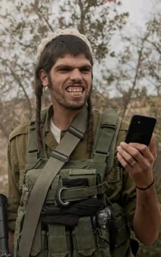 هذا المسخ وأمثاله من شذاذ الافاق تم لفهم من بقاع الأرض إلى فلسطين 
ويرون أنفسهم البشر وبقية البشرية حيوانات خلقوا لخدمتهم وما خلقنا الله في صورة بشر الا ليستانسوا ولا يشعروا بالوحشة