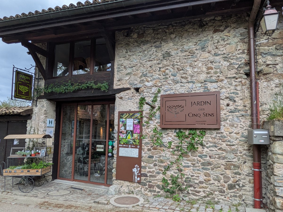 thefrenchfrog's tweet image. Hier, promenade dans le village presque hors du temps de Nernier, puis découverte du Jardin des Cinq Sens à Yvoire : un véritable théâtre végétal, où parfums, textures et silence composent une méditation à ciel ouvert.
Sur les rives du Léman, la nature devient langage.

#Leman