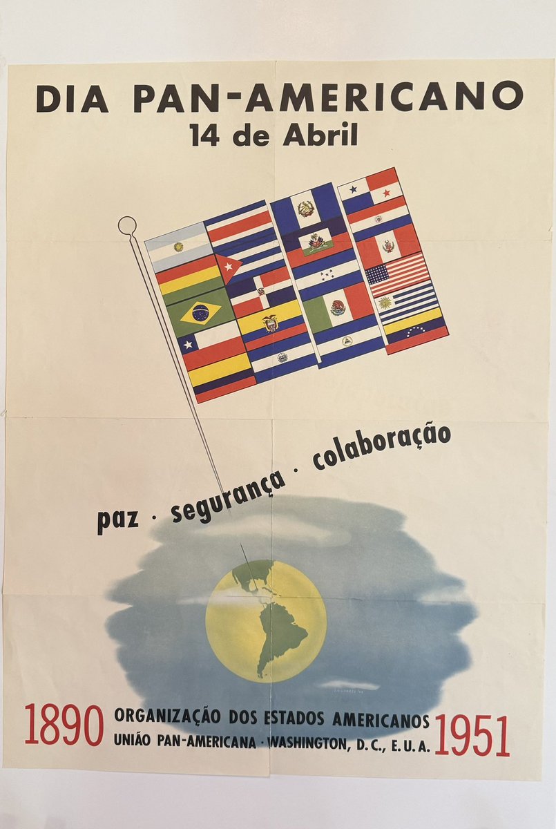 OEA_oficial's tweet photo. En el #DíaPanamericano, la sede principal de la OEA acogió una exposición de carteles históricos y contemporáneos, que abarcan desde la década de 1940 hasta 2026, pertenecientes a una de nuestras joyas: la Biblioteca Colón. A través de obras visuales creadas a lo largo de las décadas, la exposición conmemora la fundación del Sistema Interamericano y refleja el compromiso permanente de la Organización con la democracia, los derechos humanos, la seguridad y el desarrollo en las Américas.

#OEA #DíaPanamericano #Américas