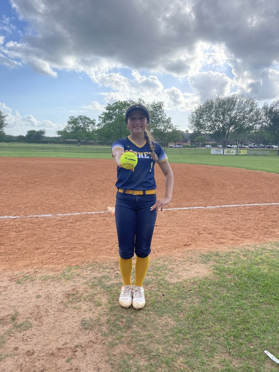 avafloyd2030's tweet photo. Tiny but dangerous 💁♀️💥
#shortbutdeadly #homerun #softballgirl #bigswing #beastmode #outtahere https://t.co/XTEORi20x4