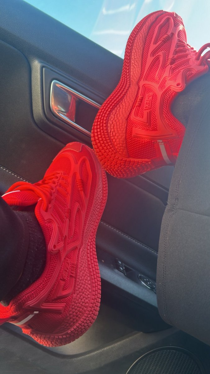 KickNtheBreeze's tweet image. #KOTD #UNDSSeason 
@JohnGeigerCo Triple Red

*and ima fight all yall that didn’t tell me to go up a size!!! Feet been on 10 all day*