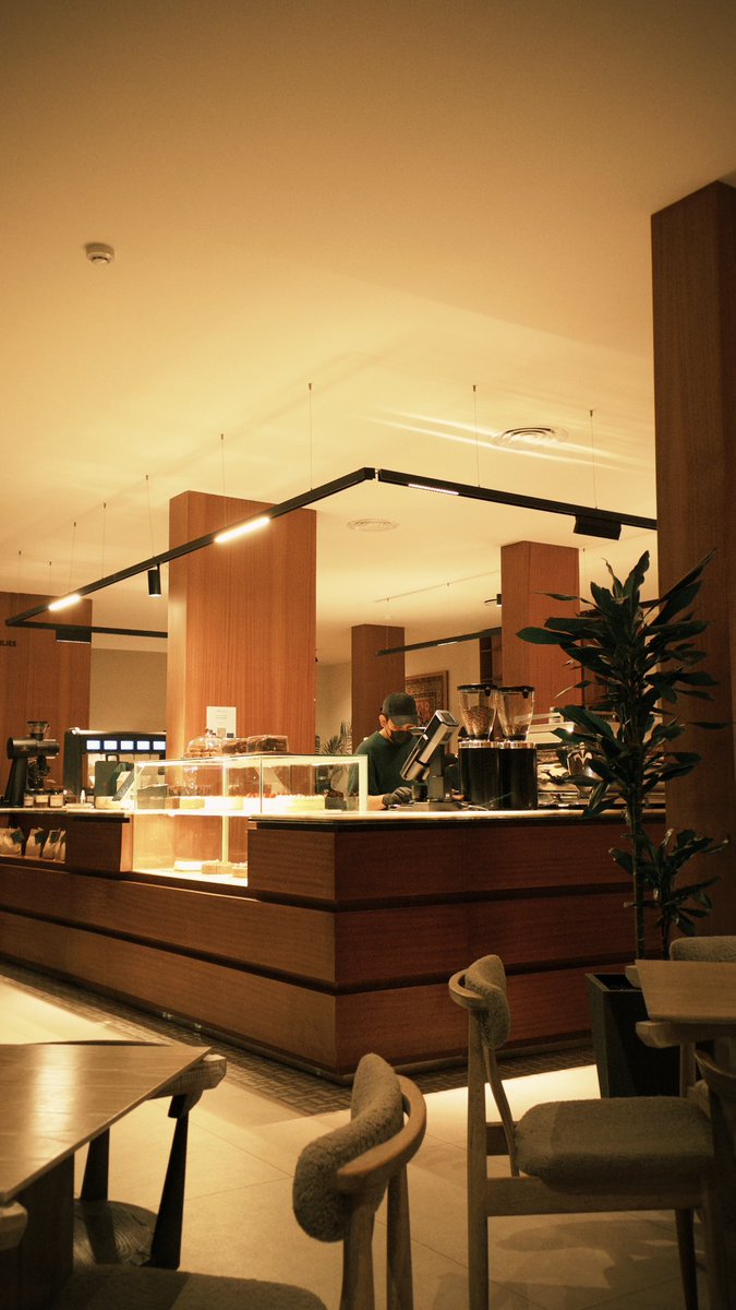 جومو الأفضل، أكثر مكان مُحبب لقلبي من تعامل اللي فيه ومكانه وقهوتهم اللي جايبه راسي وأصلًا أقدّر وأحب اي مكان يسوي فصل بين اماكن الشباب والعوائل، سالفة حط طاولات جنب بعض من دون ترتيب وفصل ذي ماحبها ابد وللاسف منتشره كثير..