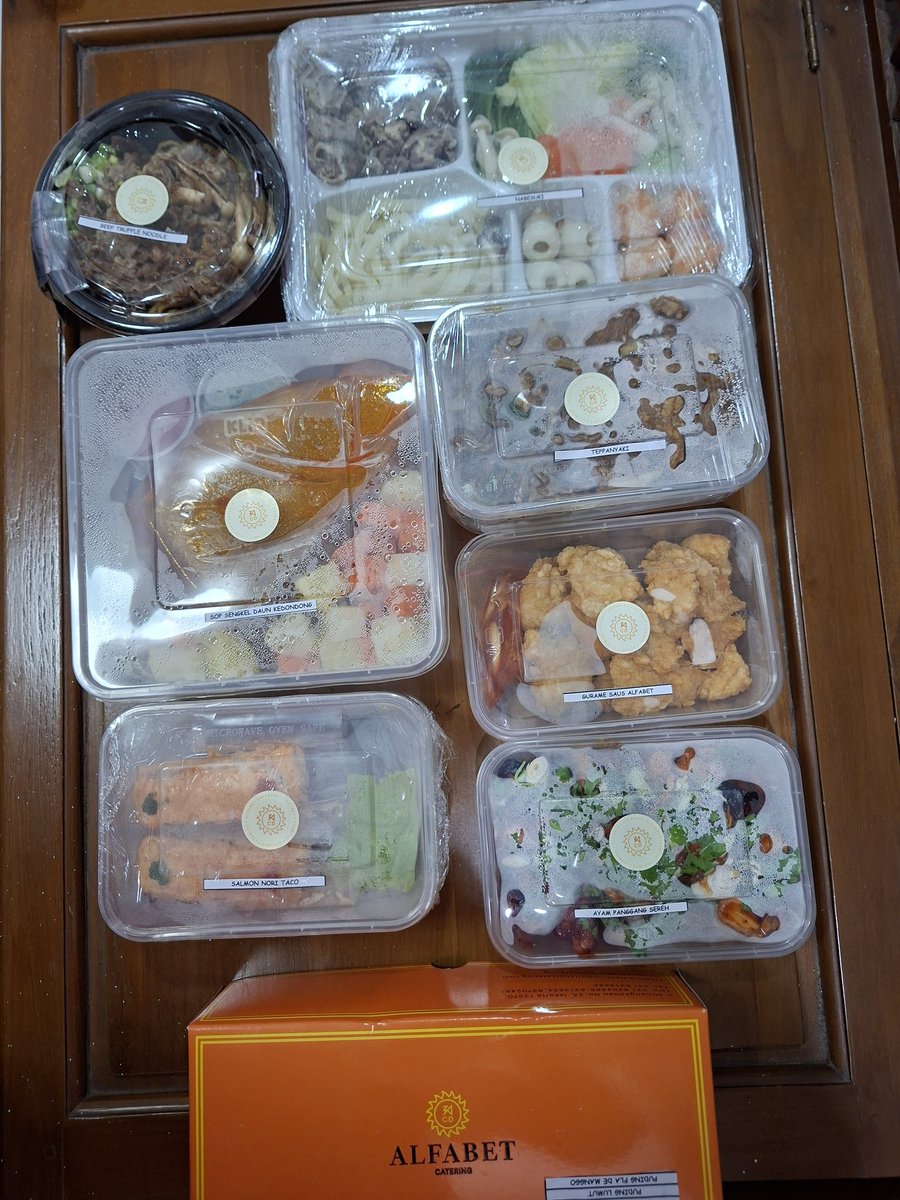 Nananoer1's tweet image. #foodtesting #beeftruffelnoodle #nabesuki #teppanyaki #guramesausalfabet #salmonnoritaco #sopsengkeldaunkedondong #ayampanggangsereh