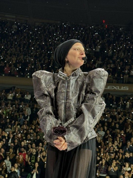 ya estoy ahorrando para la próxima gira aunque sea en 2050 <a href="/ladygaga/">Lady Gaga</a> te amo muchísimo, por vos hasta la luna.