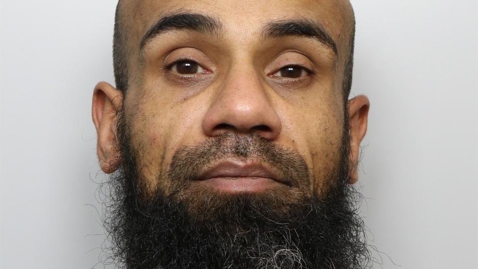 BPINewsOrg's tweet image. Zakaria Kayat, 43, has been jailed for 14 months after leading police on a 14-minute high-speed chase in Dewsbury, reaching 80mph in 40 zones. 

Bradford Crown Court heard he had amassed 48 points on his licence and repeatedly drove while disqualified. 

#Bradford #UKCourts