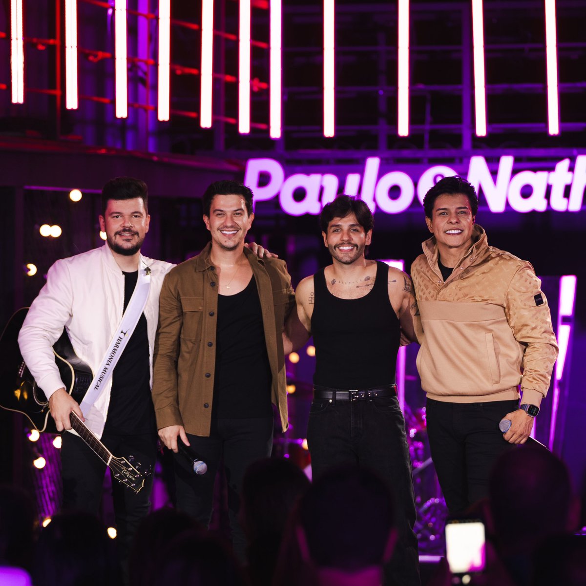 hugoeguilherme's tweet photo. A renovação de feat tá chegando, hein? Mais uma pancada com eles, @pauloenathan! “Novidades” vem aí! ♥️ https://t.co/Kp4Mrzjvgb